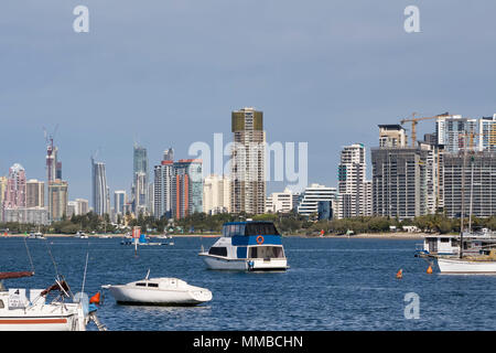 Boote an der Gold Coast mit Hochhaus im Hintergrund. Stockfoto