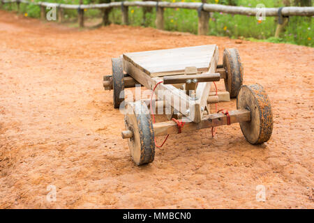 Hand aus Holz Spielzeug Auto von Nord-thailand in Khao Kho, Phetchabun Provinz, Thailand. Stockfoto