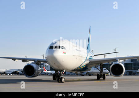 Oman, Airways, A330, 200, A330-200, Flugzeuge, Flugzeug, Flugzeug, Rampe, Position, Abstand, Roll In, Satellit, Terminal 2, Flughafen München, München, Deutschland, Stockfoto