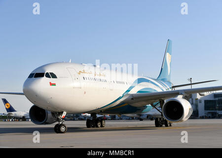 Oman, Airways, A330, 200, A330-200, Flugzeuge, Flugzeug, Flugzeug, Rampe, Position, Abstand, Roll In, Satellit, Terminal 2, Flughafen München, München, Deutschland, Stockfoto