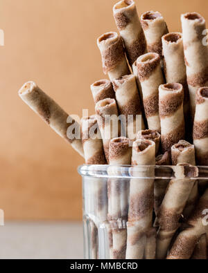 Waffelröllchen in Glas Schale. dessert Konzept. Stockfoto