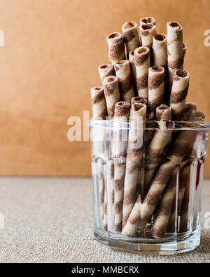 Waffelröllchen in Glas Schale. dessert Konzept. Stockfoto