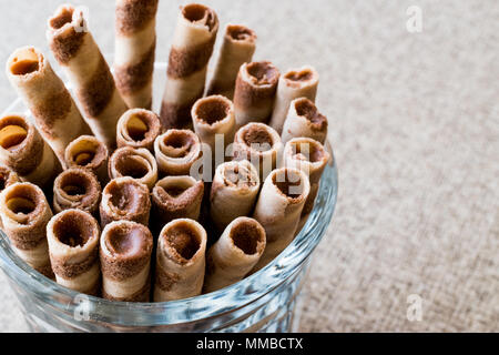 Waffelröllchen in Glas Schale. dessert Konzept. Stockfoto
