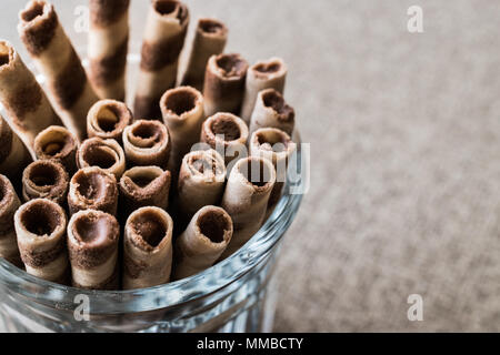 Waffelröllchen in Glas Schale. dessert Konzept. Stockfoto