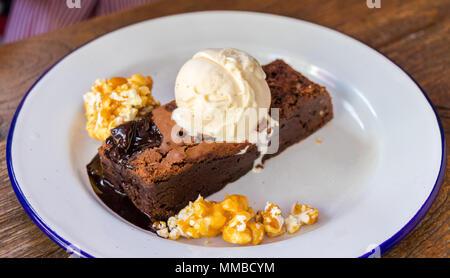 Lecker Brownie mit einer Kugel Vanilleeis. Stockfoto