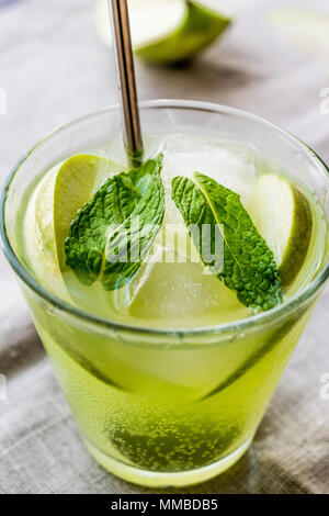 Green Apple Cocktail/Appletini. Beverage Konzept. Stockfoto