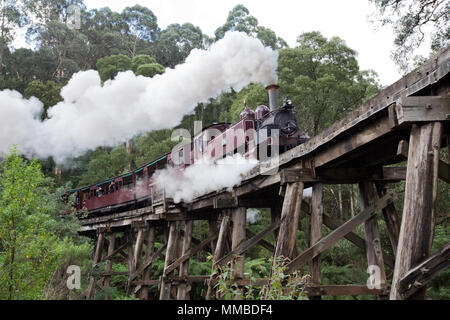 Die ikonischen Ziehen Billy Dampfzug auf der Gestellbrücke in den Dandenong Ranges am 27. April 2012 Stockfoto