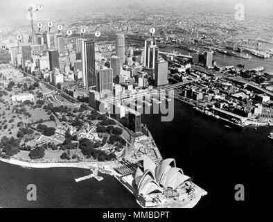 Die Skyline von Sydney, Australien, verändert sich rasant. In diesem Komposit-Bild hat ein Künstler eine Panoramabild überlagert 10 geplante Großentwicklungen, die in den nächsten zehn Jahren Sydney einen neuen Wolkenkratzer-Look geben wird. Im Vordergrund steht das bereits errichtete Opernhaus von Sydney. Qantas Projekt mit zwei Turmsektionen. 2. Ein vorgeschlagener australischer Mutual Provident Tower Block. 3. Ein £8m 437ft Bauprojekt. 4. £8m Sanierung der Australia Hotel-Website. 5. Ein geplantes neues Hauptquartier für die Kirche von England. 6. £14m Sanierung der Adams Hotel-Royal Arcade-Site. 7. A £25m Australian Stockfoto