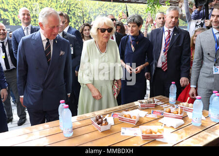 Der Prinz von Wales und die Herzogin von Cornwall sprechen mit einem Anbieter loukoumades dienen, während einer Tour zu Fuß durch die Kapnikarea Bereich in Athen, Griechenland, im Rahmen ihres Besuchs in dem Land. Stockfoto