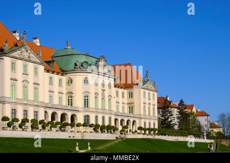 Warszawa, Masowien/Polen - 2018/04/22: Historische Viertel von Warschau Altstadt - Königliche Burg Fassade von der Weichsel Seite gesehen Stockfoto