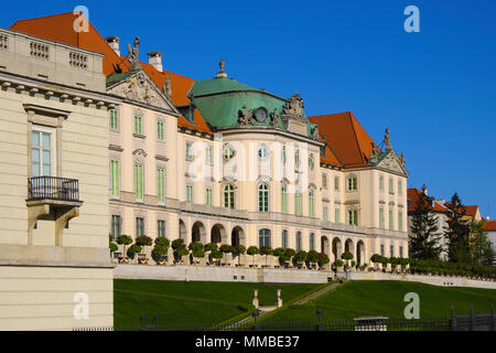 Warszawa, Masowien/Polen - 2018/04/22: Historische Viertel von Warschau Altstadt - Königliche Burg Fassade von der Weichsel Seite gesehen Stockfoto