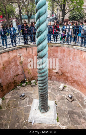 Blick auf die Schlange Spalte, dreiköpfige Schlange oder Schlangensäule im antiken Hippodrom in der Nähe von Sultanahmet, Blaue Moschee in Istanbul, Türkei, 11. April 2018 Stockfoto