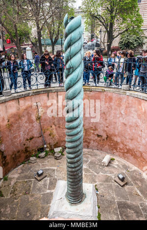 Blick auf die Schlange Spalte, dreiköpfige Schlange oder Schlangensäule im antiken Hippodrom in der Nähe von Sultanahmet, Blaue Moschee in Istanbul, Türkei, 11. April 2018 Stockfoto