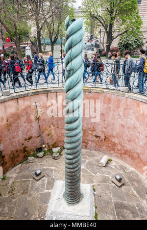 Blick auf die Schlange Spalte, dreiköpfige Schlange oder Schlangensäule im antiken Hippodrom in der Nähe von Sultanahmet, Blaue Moschee in Istanbul, Türkei, 11. April 2018 Stockfoto