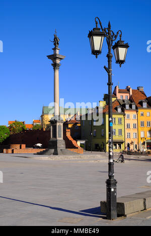 Warszawa, Masowien/Polen - 2018/04/22: Historische Viertel von Warschau Altstadt - Royal Castle Square und Historische Wohnhäuser mit Sigismunds Spalte III Wa Stockfoto