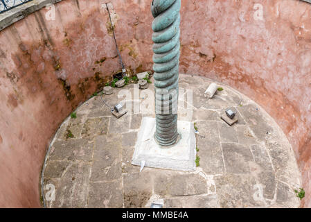 Blick auf die Schlange Spalte, dreiköpfige Schlange oder Schlangensäule im antiken Hippodrom in der Nähe von Sultanahmet, Blaue Moschee in Istanbul, Türkei. Stockfoto