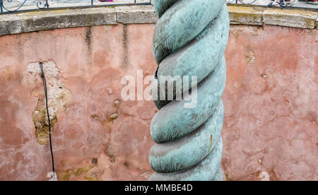 Blick auf die Schlange Spalte, dreiköpfige Schlange oder Schlangensäule im antiken Hippodrom in der Nähe von Sultanahmet, Blaue Moschee in Istanbul, Türkei. Stockfoto