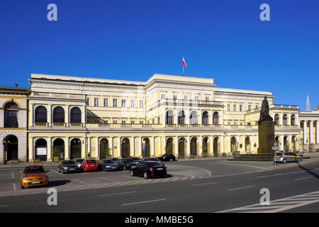 Warszawa, Masowien/Polen - 2018/04/22: Historische Gebäude der Schatzministerium Palace als Teil der Warschauer Rathaus mit Juliusz Slowacki Denkmal im Cit Stockfoto