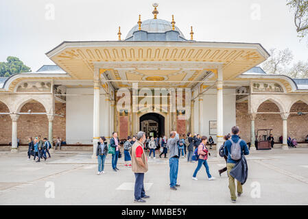 Nicht identifizierte Personen ein Tor der Glückseligkeit im Topkapi Palast, ein großes Museum, in Istanbul, Türkei, 11. April 2018 Stockfoto