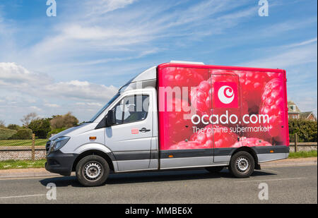 Ocado online Supermarkt Lebensmittel Lieferwagen im südlichen England, UK. Internet Lebensmittel einkaufen. Online Lebensmittelgeschäft. Online Supermarkt. Stockfoto