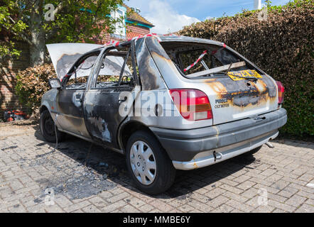 Ausgebrannt Auto nach einem Feuer, in Großbritannien aufgegeben. Aus dem Auto verbrannt. Auto Feuer. Stockfoto