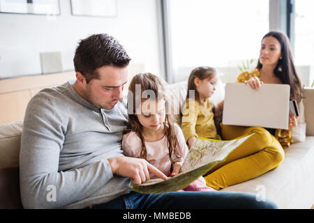 Junge Familie mit zwei Kindern die Vorbereitung für den Urlaub. Stockfoto