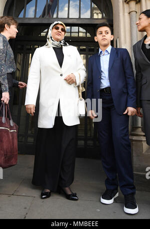 Fatima Boudchar und ihr Sohn Abderrahim Belhaj, 14, kommen an der Houses of Parliament in London. Großbritannien ist eine förmliche Entschuldigung zu Ms Boudchar und ihr Ehemann, Abdel Hakim Belhaj, die behaupten, dass sie entführt wurden und von Muammar Gaddafis Truppen im Jahr 2004 gefoltert, nachdem ein angeblicher Spitze - weg von Großbritannien von Intelligenz. Stockfoto