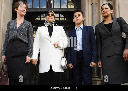 Fatima Boudchar und ihr Sohn Abderrahim Belhaj, 14, mit Rechtsanwälten (ganz links) Cori Crider und (ganz rechts), Sapna Malik von Reprieve, wie sie in den Häusern des Parlaments in London eintreffen. Großbritannien ist eine förmliche Entschuldigung zu Ms Boudchar und ihr Ehemann, Abdel Hakim Belhaj, die behaupten, dass sie entführt wurden und von Muammar Gaddafis Truppen im Jahr 2004 gefoltert, nachdem ein angeblicher Spitze - weg von Großbritannien von Intelligenz. Stockfoto