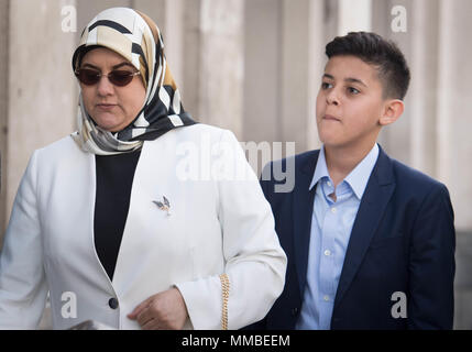 Fatima Boudchar und ihr Sohn Abderrahim Belhaj, 14, kommen an der Houses of Parliament in London. Großbritannien ist eine förmliche Entschuldigung zu Ms Boudchar und ihr Ehemann, Abdel Hakim Belhaj, die behaupten, dass sie entführt wurden und von Muammar Gaddafis Truppen im Jahr 2004 gefoltert, nachdem ein angeblicher Spitze - weg von Großbritannien von Intelligenz. Stockfoto