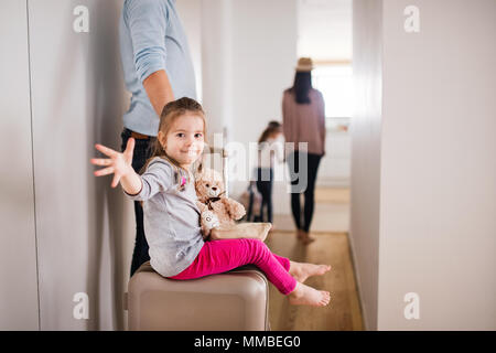 Junge Familie mit zwei Kindern für einen Urlaub. Stockfoto