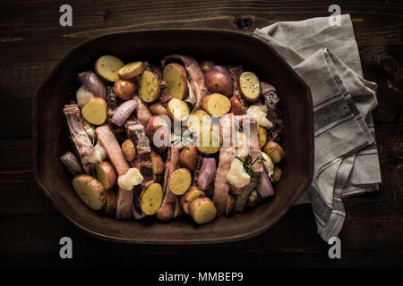 Lamm Kotelett Koteletts mit Gemüse im rustikalen Ton Teller vorbereitet für die Röstung. Kopieren Sie Platz. Stockfoto