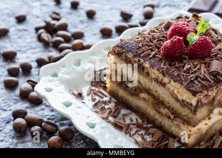 Dessert Tiramisu Kuchen mit geriebener Schokolade, Himbeeren und Minze Stockfoto
