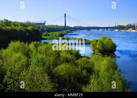 Warszawa, Masowien/Polen - 2018/04/22: Blick auf die Weichsel und südlichen Bezirken von Warschau mit National Stadium und Swietokrzyski bridg Stockfoto