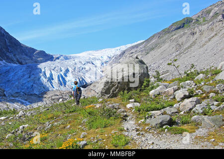 Ein Bergführer wandern zu Fabergstolsbreen, ein Gletscher Arm der großen Gletscher Jostedalsbreen, Norwegen, Europa Stockfoto