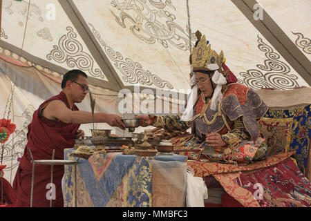 Lama von Kloster Gonchen, den Vorsitz über die Jinganqumo Reinigung Festival in Dege, Sichuan, China Stockfoto