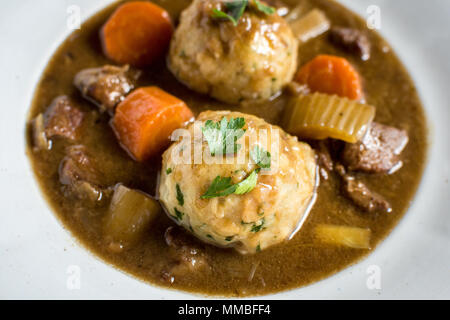 Hirschragout mit Speck und Zwiebel Knödel Stockfoto