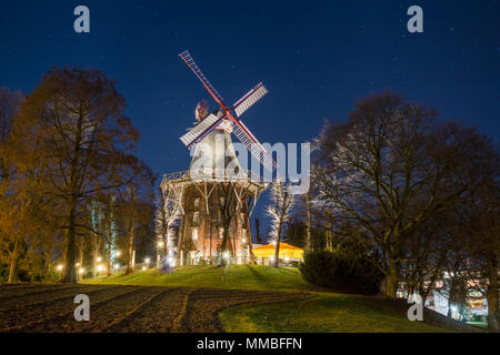 Windmühle in der Nacht Stockfoto