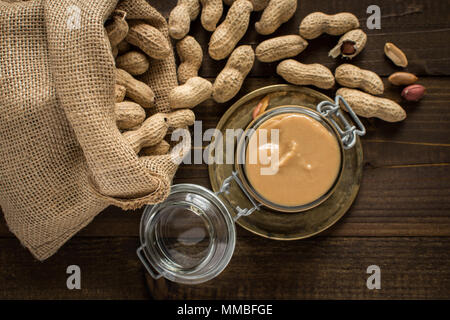 Selbstgemachte Erdnussbutter im Glas. Gesundes Frühstück. Stockfoto