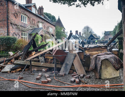 11. April 2018. Requisiten und Schmutz mit Flamme Bars eingerichtet, die für eine dramatische Szene im Great Budworth, Cheshire Dorf für Krieg der Welten. Stockfoto