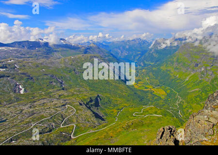 Panoramablick vom Gipfel des Dalsnibba auf Nibbevegen Straße hinunter nach Geiranger Fjord, Norwegen Stockfoto