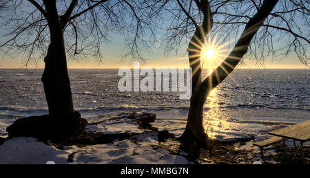 Die eisige Kälte und felsigen Ufer des Lake Erie im Nordwesten von Ohio bei einem Sonnenaufgang. Stockfoto