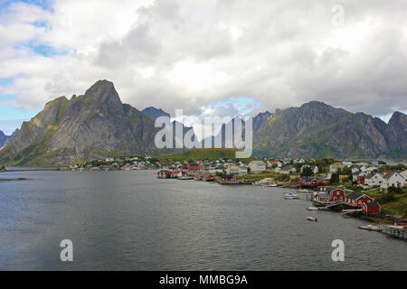 Fischerdorf Reine mit Bergen im Hintergrund, Lofoten Inseln, Norwegen, Europa Stockfoto