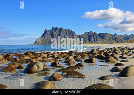 Wunderschönen Kiesstrand in der Nähe von Uttakleiv, mit Bergen im Hintergrund, Lofoten, Norwegen, Europa Stockfoto