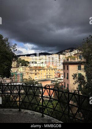 Blick über Genua mit stormclouds Stockfoto