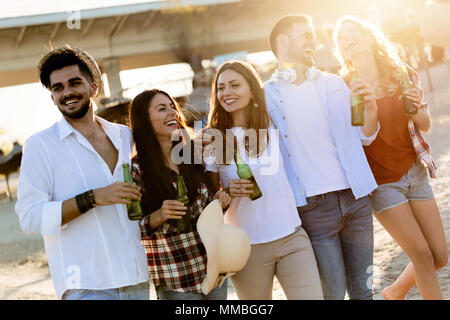 Gruppe der glücklichen Freunde Party am Strand. Stockfoto