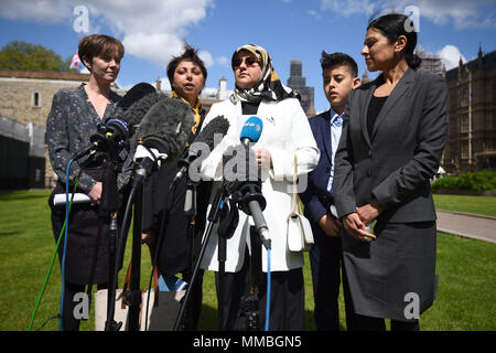 Fatima Boudchar (Mitte) und ihr Sohn Abderrahim Belhaj, 14, mit Rechtsanwälten Cori Crider (ganz links) und Sapna Malik (ganz rechts) von Reprieve eine Erklärung vor dem Parlament in London. Die britische Regierung hat a&Ograve; volle und endgültige Regelung&Oacute; ehemalige libysche dissident Abdul Hakim Belhaj, Attorney General Jeremy Wright hat das Unterhaus gesagt. Stockfoto