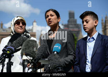 Fatima Boudchar (links) und Sohn Abderrahim Belhaj, 14, mit dem Rechtsanwalt Sapna Malik (Mitte) von Reprieve eine Erklärung vor dem Parlament in London. Die britische Regierung hat a&Ograve; volle und endgültige Regelung&Oacute; ehemalige libysche dissident Abdul Hakim Belhaj, Attorney General Jeremy Wright hat das Unterhaus gesagt. Stockfoto