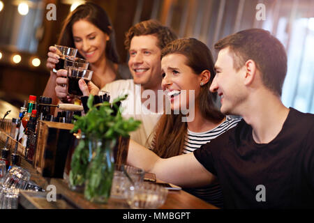 Gruppe von Freunden genießen Mahlzeit im Restaurant Stockfoto