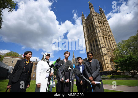 Fatima Boudchar (2. links) und ihr Sohn Abderrahim Belhaj, 14, mit Rechtsanwälten Cori Crider (Mitte) und Sapna Malik (ganz rechts) von Reprieve eine Erklärung vor dem Parlament in London. Die britische Regierung hat a&Ograve; volle und endgültige Regelung&Oacute; ehemalige libysche dissident Abdul Hakim Belhaj, Attorney General Jeremy Wright hat das Unterhaus gesagt. Stockfoto