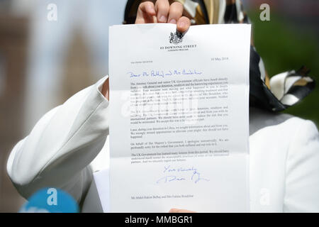 Fatima Boudchar Holding einen Brief außerhalb der Häuser des Parlaments in London. Die britische Regierung hat a&Ograve; volle und endgültige Regelung&Oacute; ehemalige libysche dissident Abdul Hakim Belhaj, Attorney General Jeremy Wright hat das Unterhaus gesagt. Stockfoto